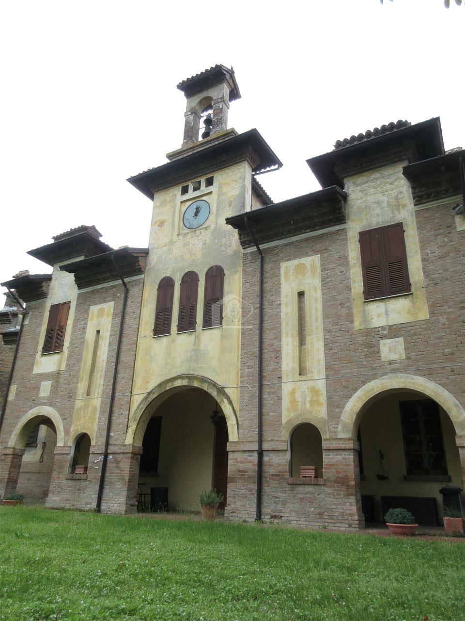 Azienda agricola in vendita a Piacenza pianura a ridosso delle colline